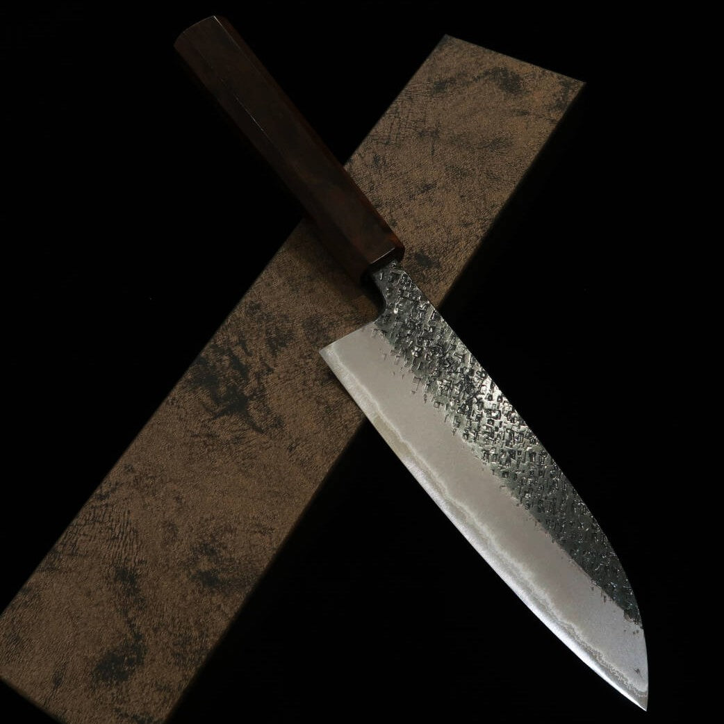 Tosa Muneishi TOSAMUNEISHI Santoku Acero Azul nº2, martillado, acabado negro, mango octogonal de ébano (165mm)