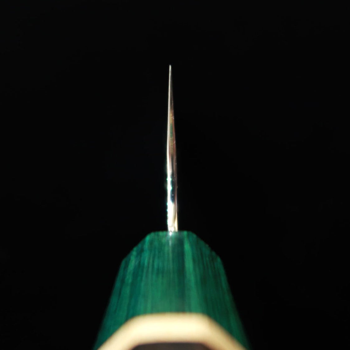 Couteau Santoku Makoto Kurosaki Midorizuki SGSTRIX Tsuchime (martelé) avec manche octogonal en ébène, par STYLE-K (165 mm)