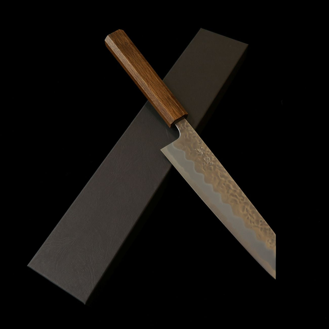 Couteau Bunka HADO Ouryu - Acier Shirogami n°1 (Acier Carbone), Finition martelée, Revêtement Inox - Manche en chêne brûlé (170 mm)