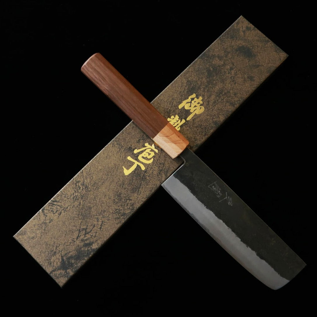 Miura (三浦) MIURA Couteau Nakiri en acier Aogami N°2 (青紙二号), avec revêtement en acier inoxydable, finition Kurouchi brute de forge, manche octogonal en noyer avec virole en bois de Zelkova (Keyaki) (160mm)