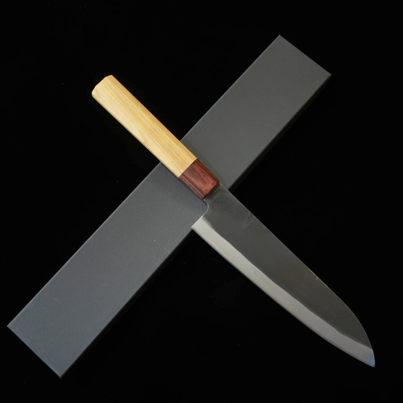 MIURA Gyuto, Aogami No.1, Acero Inoxidable, Acabado Kurouchi (Negro), Mango Octogonal de Madera de Zelkova (210mm)