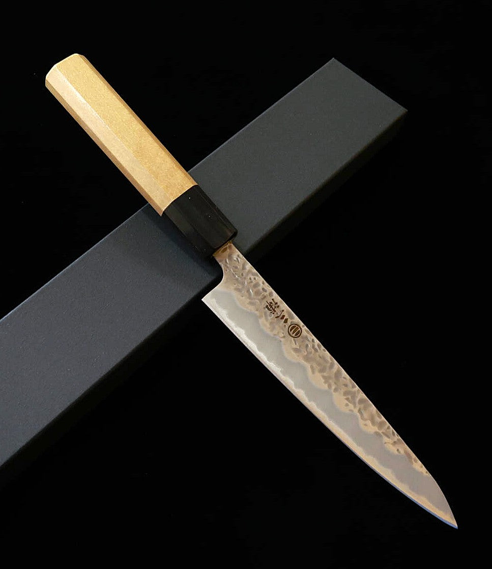 Couteau d'office MIURA, acier Shirogami n°1, finition mate martelée (Tsuchime), manche octogonal en bois de magnolia avec virole en corne de buffle, 135 mm