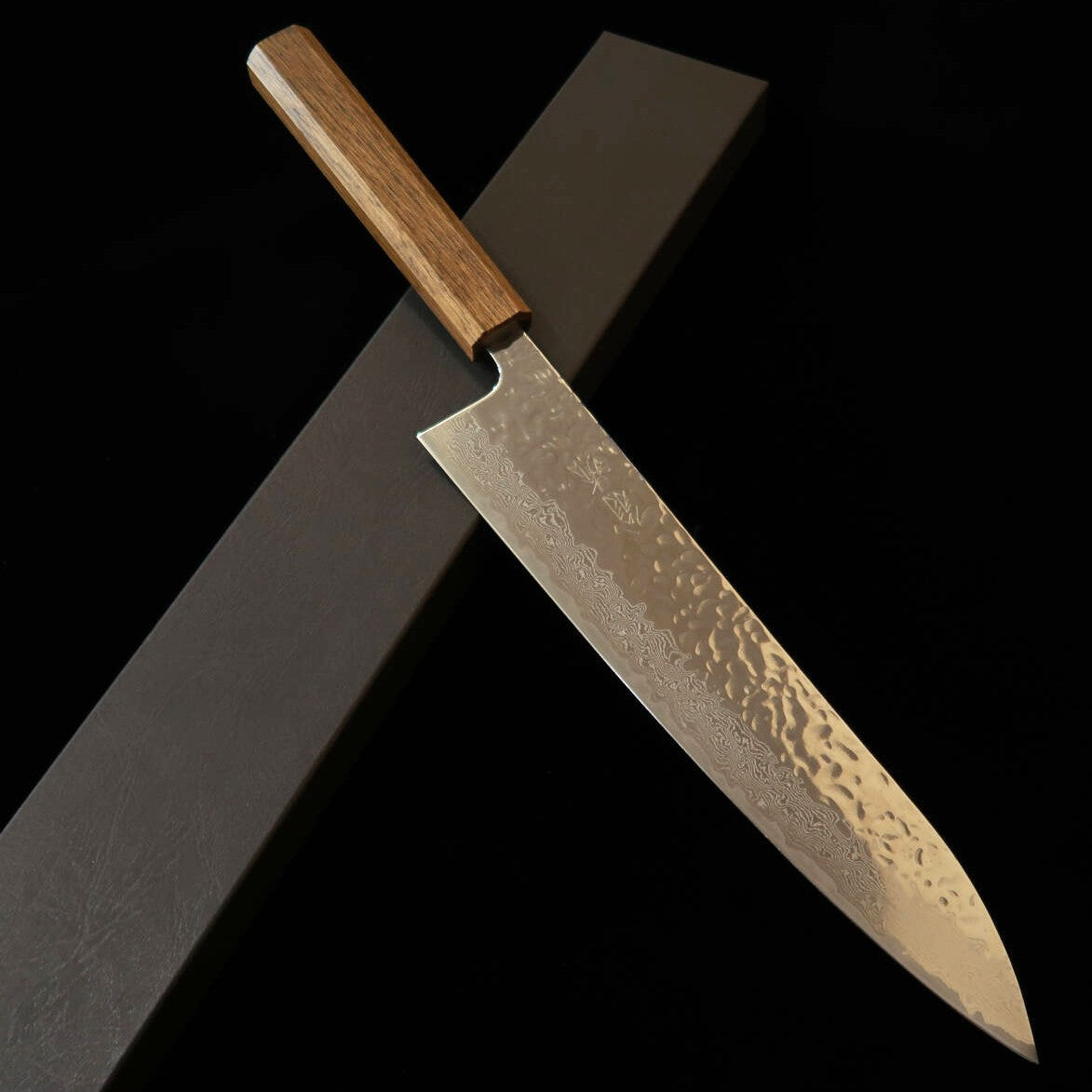 Couteau de chef (Gyuto) HADO Ohryu - Acier AUS-10, Finition martelée et polissage miroir Damas - Manche en chêne brûlé (240 mm)