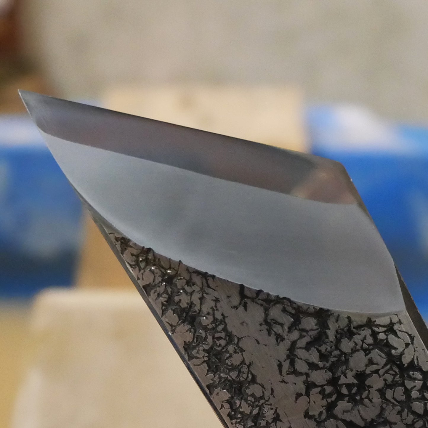 Pierre à aiguiser naturelle Nakayama Asagi, forme cuir, avec socle (78×132×33 mm)