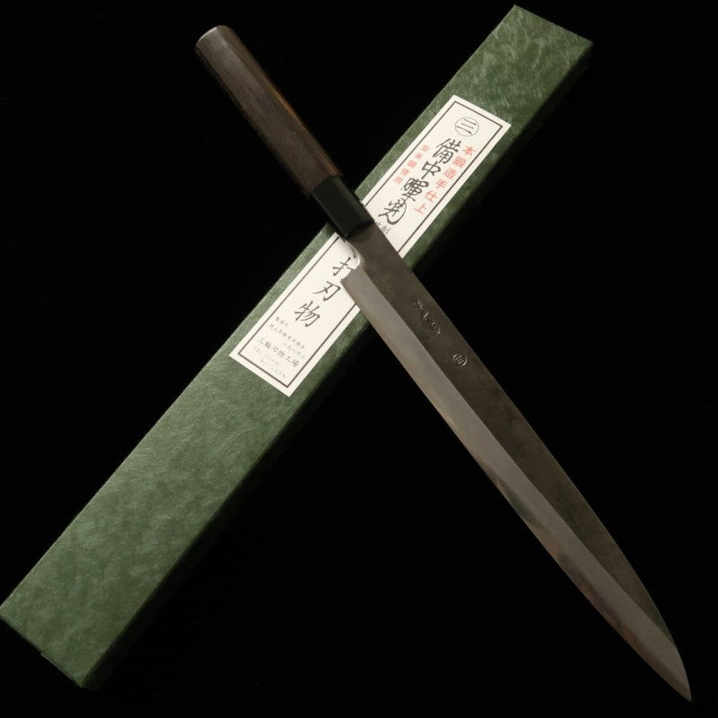 Miwa, yanagiba, acero Shirogami #1, acabado forjado en negro, mango de castaño tostado (240mm)