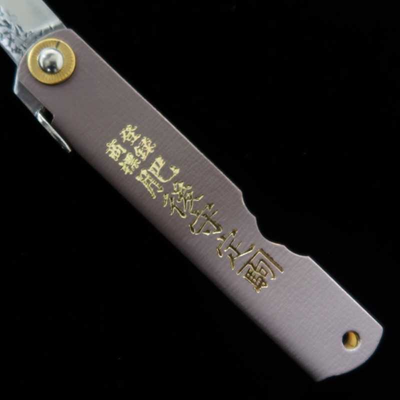 Nagao Kanekoma HIGONOKAMI Higonokami VG10 finition martelée, manche en cuir gris (72mm)