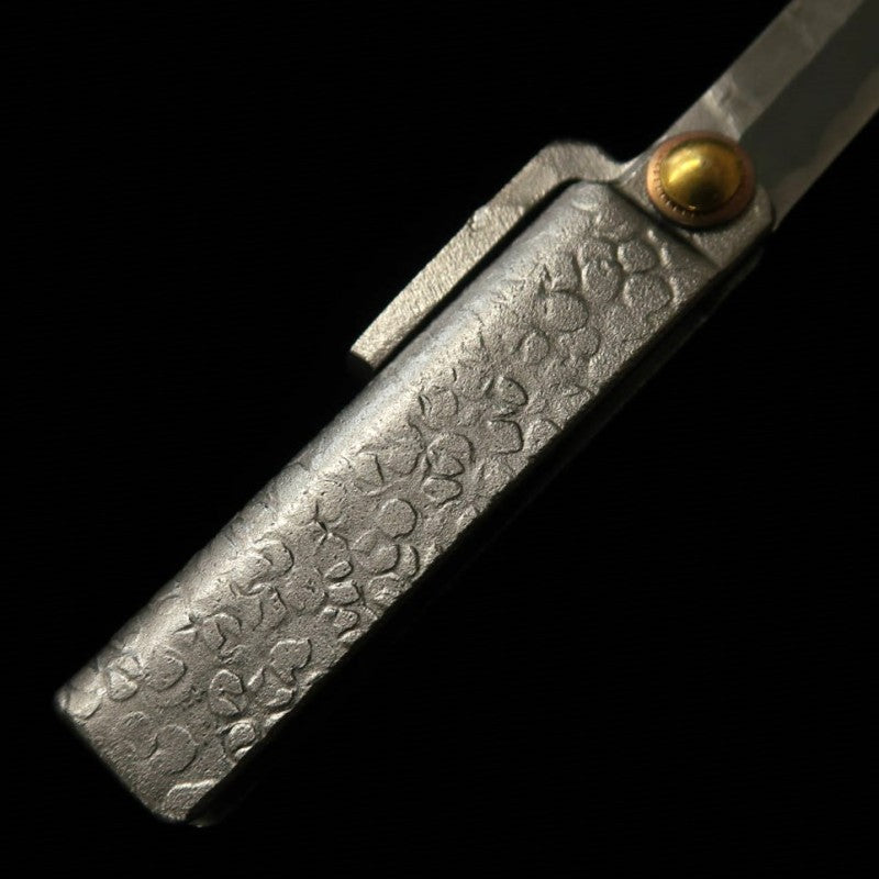 Tomita, petit couteau Higo, fer doux forgé, finition martelée, type couteau, petite taille, boîte en paulownia (42 mm)