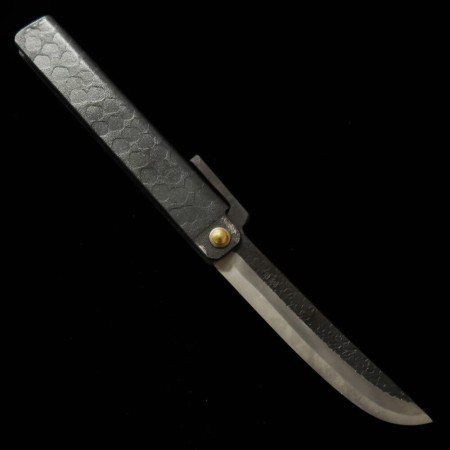 三浦MIURA 冨田作 肥後小刀 極軟鉄鍛造 特大剣型鎚目乱刀 黒打ち 桐箱・収納袋付き 9cm