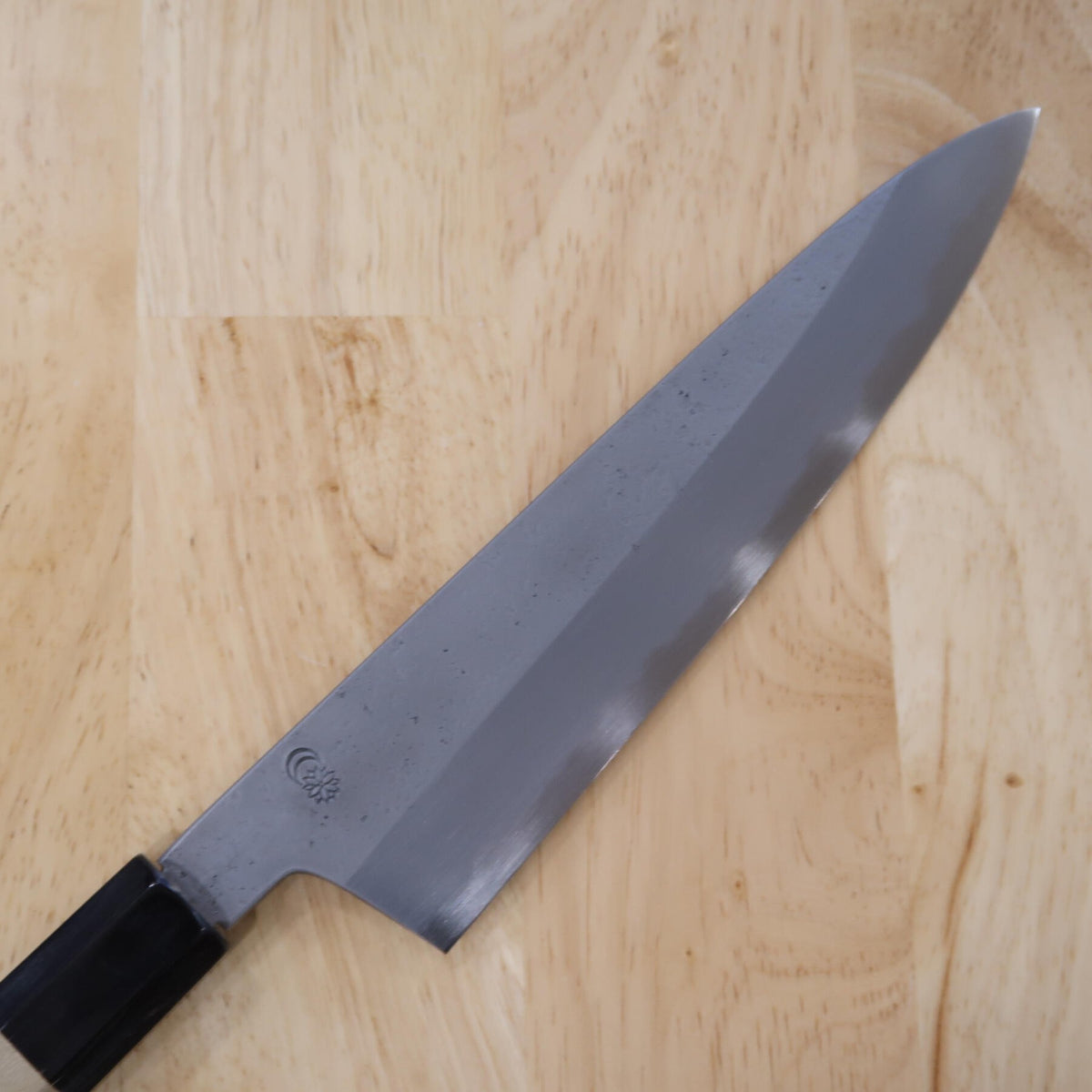 Gyuto SAKAI KIKUMORI "Kikuzuki" Aogami no.2 acabado nashiji, mango octogonal de magnolia (210mm)