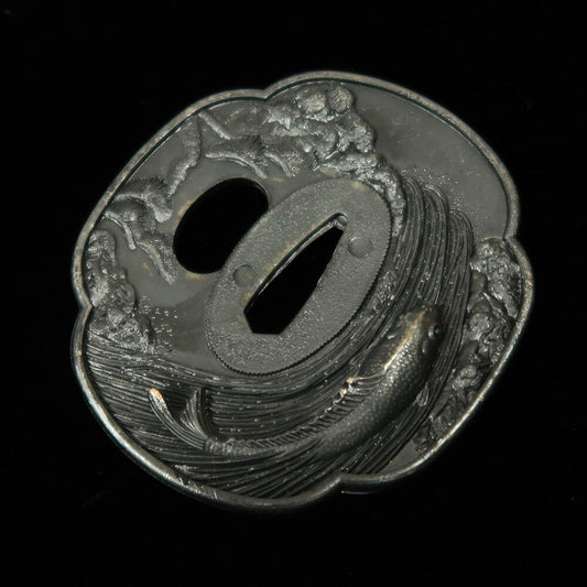 Tsuba de katana japonesa decorativa com tema de carpa koi