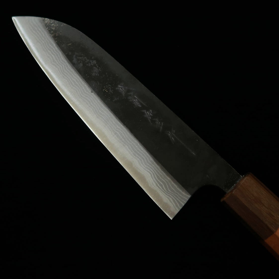 Santoku KAMO Hamono Seisakusho, Aogami no.2 acabado negro, damasco, mango octogonal de madera de cerezo (165 mm)