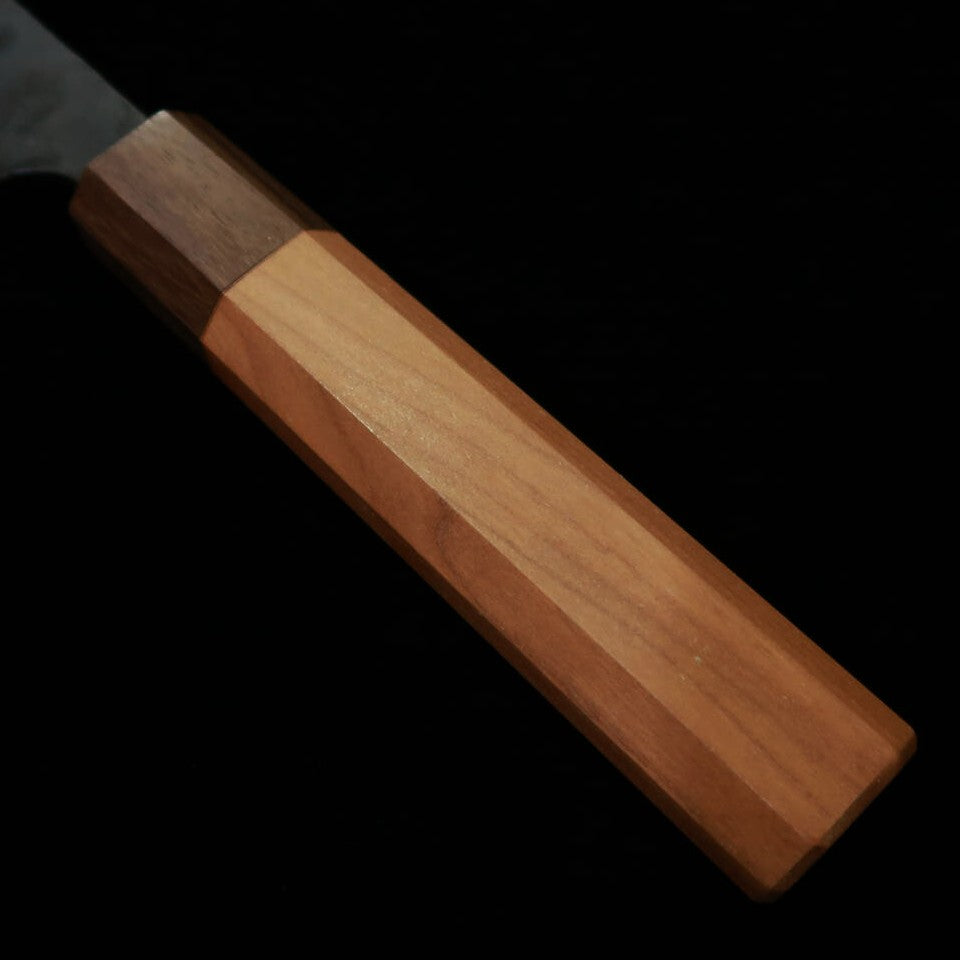 Santoku KAMO Hamono Seisakusho, Aogami no.2 acabado negro, damasco, mango octogonal de madera de cerezo (165 mm)