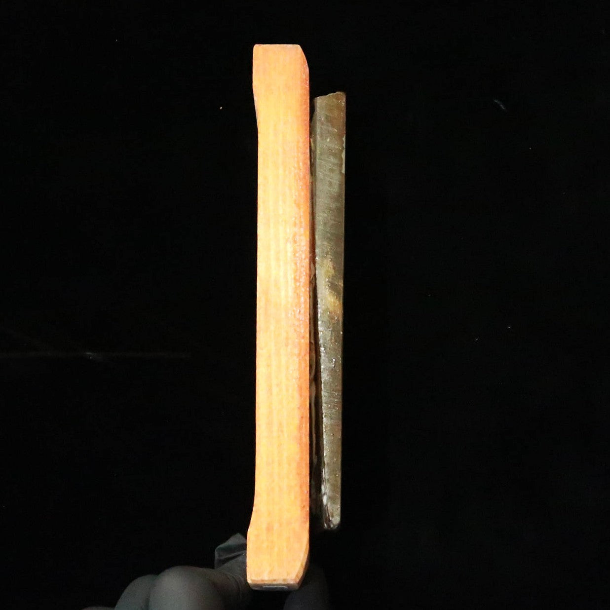 Pierre à aiguiser naturelle - Shobudani - Modèle San - Sur socle (38 x 150 x 13 mm)