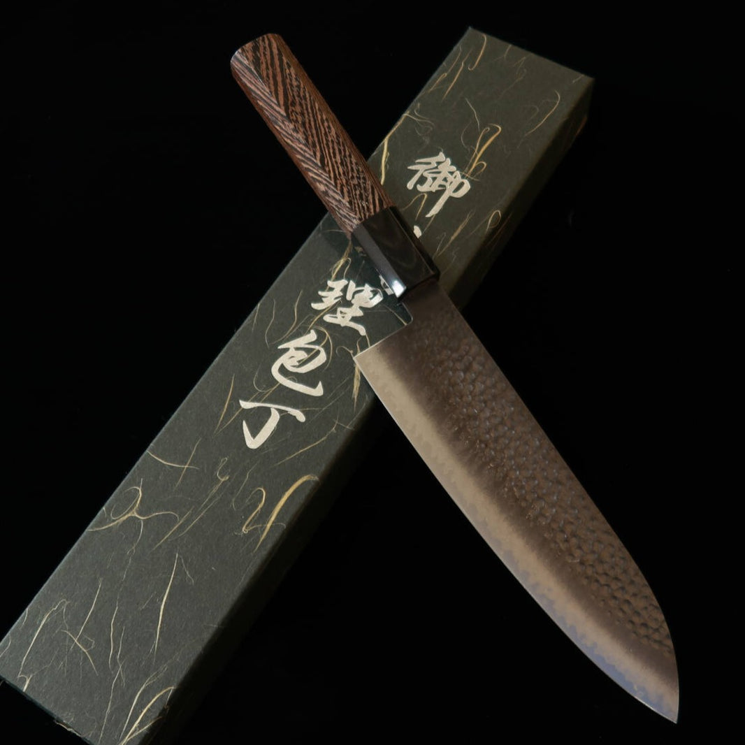 MIURA – Santoku VG10, noirci, damas martelé, manche octogonal en wengé (180 mm)