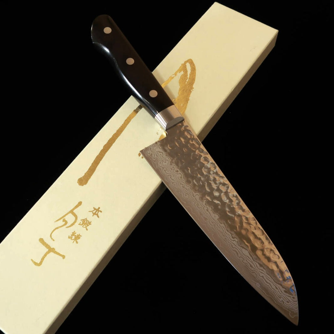 KOTETSU santoku VG10 Damasco martilleado, mango de laminado negro (180 mm)