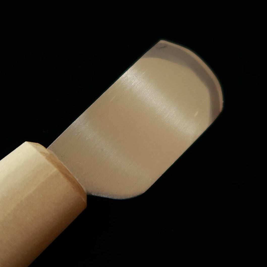 Ikeuchi Hamono – Faca para corte de couro, Aogami nº2, polida, lâmina curva, por Mikihisa (36 mm)