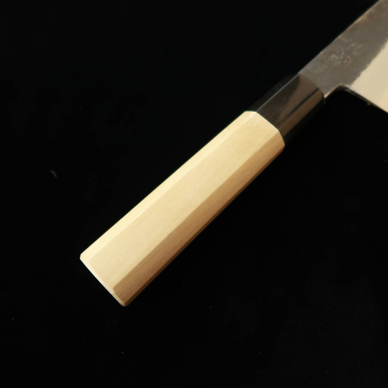 Faca Santoku Sakai Kikuzuki (Sakai Kikumori), estilo Kiritsuke, em aço branco #2, cabo de madeira Ho octogonal (180mm)