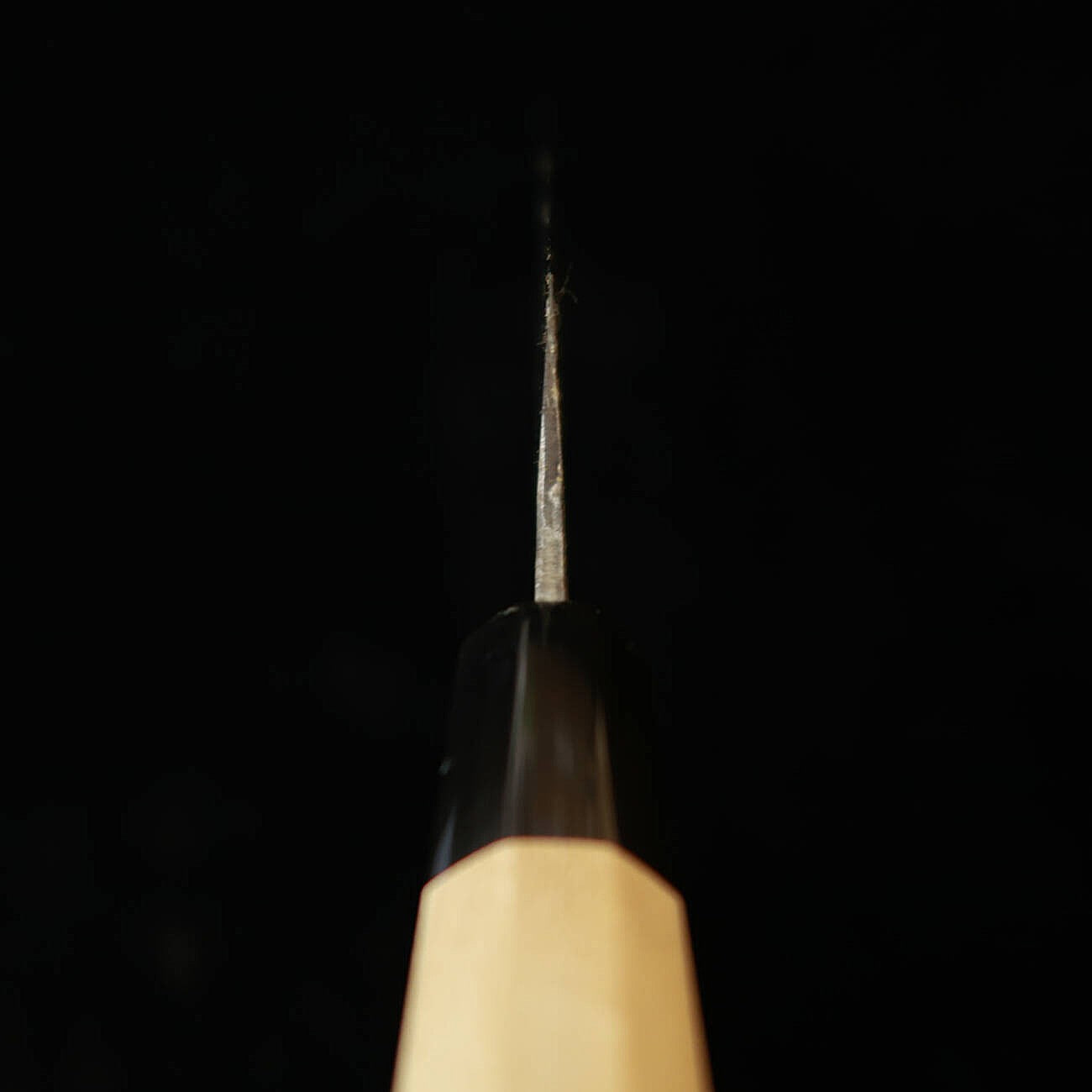 Faca Santoku Sakai Kikuzuki (Sakai Kikumori), estilo Kiritsuke, em aço branco #2, cabo de madeira Ho octogonal (180mm)