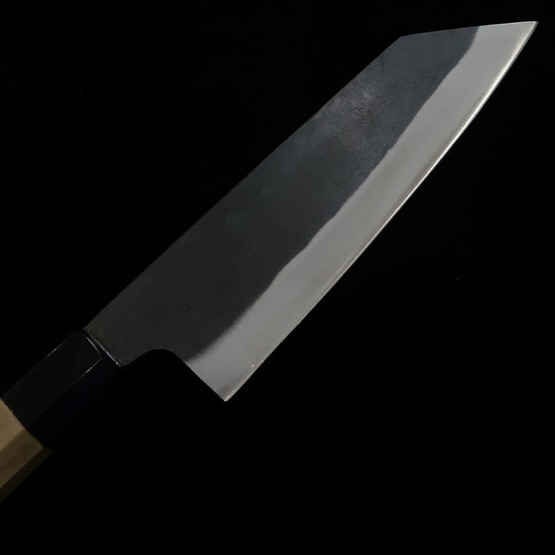 Miura Bunka, acier Aogami n°1, acier inoxydable cladding, finition kuro-uchi, manche octogonal en bois de buffle et magnolia (190 mm).