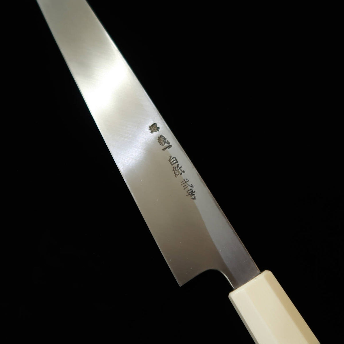 MIURA Itadaki por Giichi Tanaka Kiritsuke Yanagiba Shirogami nº2, acabado negro forjado, mango de turquesa blanca (270 mm)