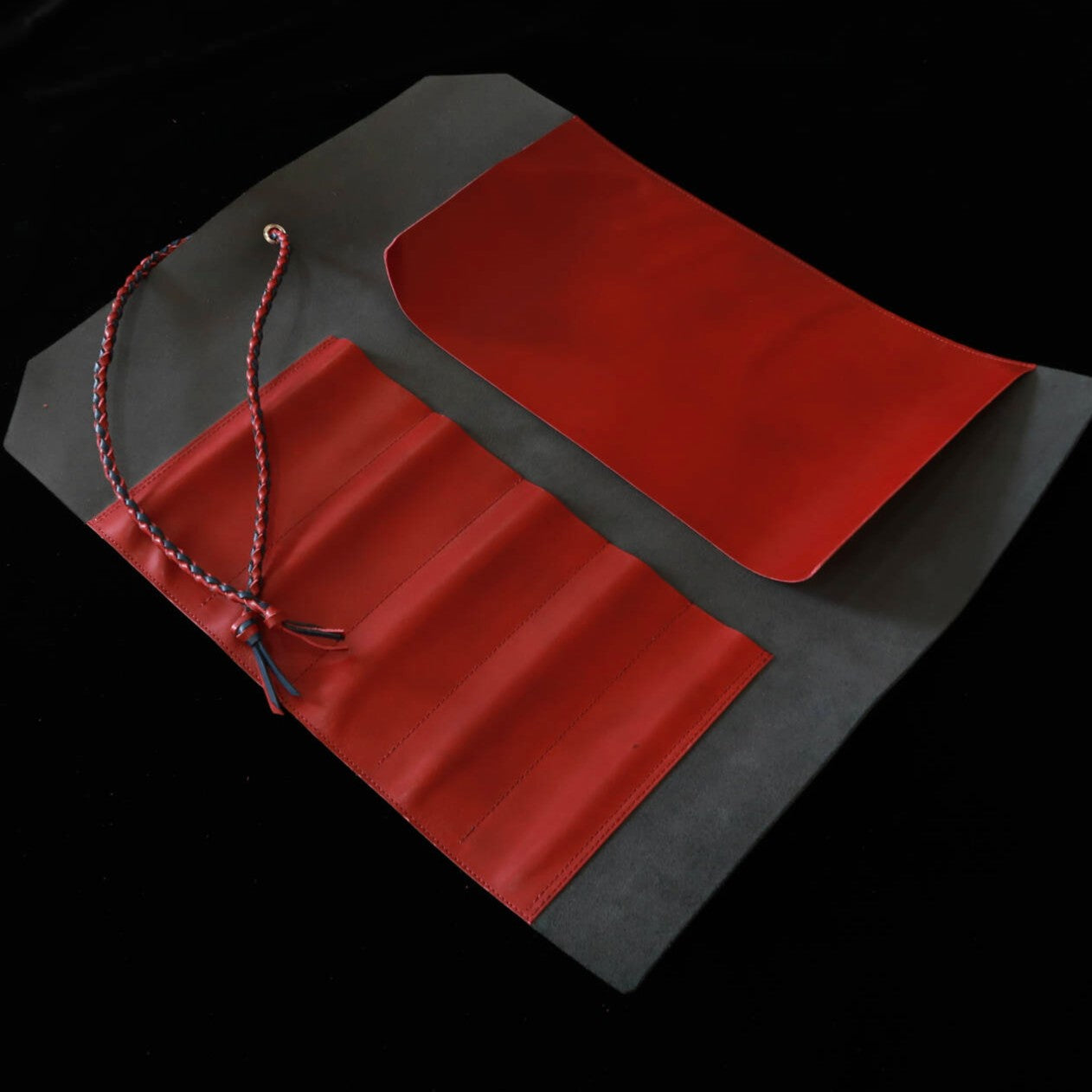 Rouleau à couteaux en cuir YOKU leatherworks Long Lasting Leather Bleu x Rouge 4P (4 pièces/emplacements)