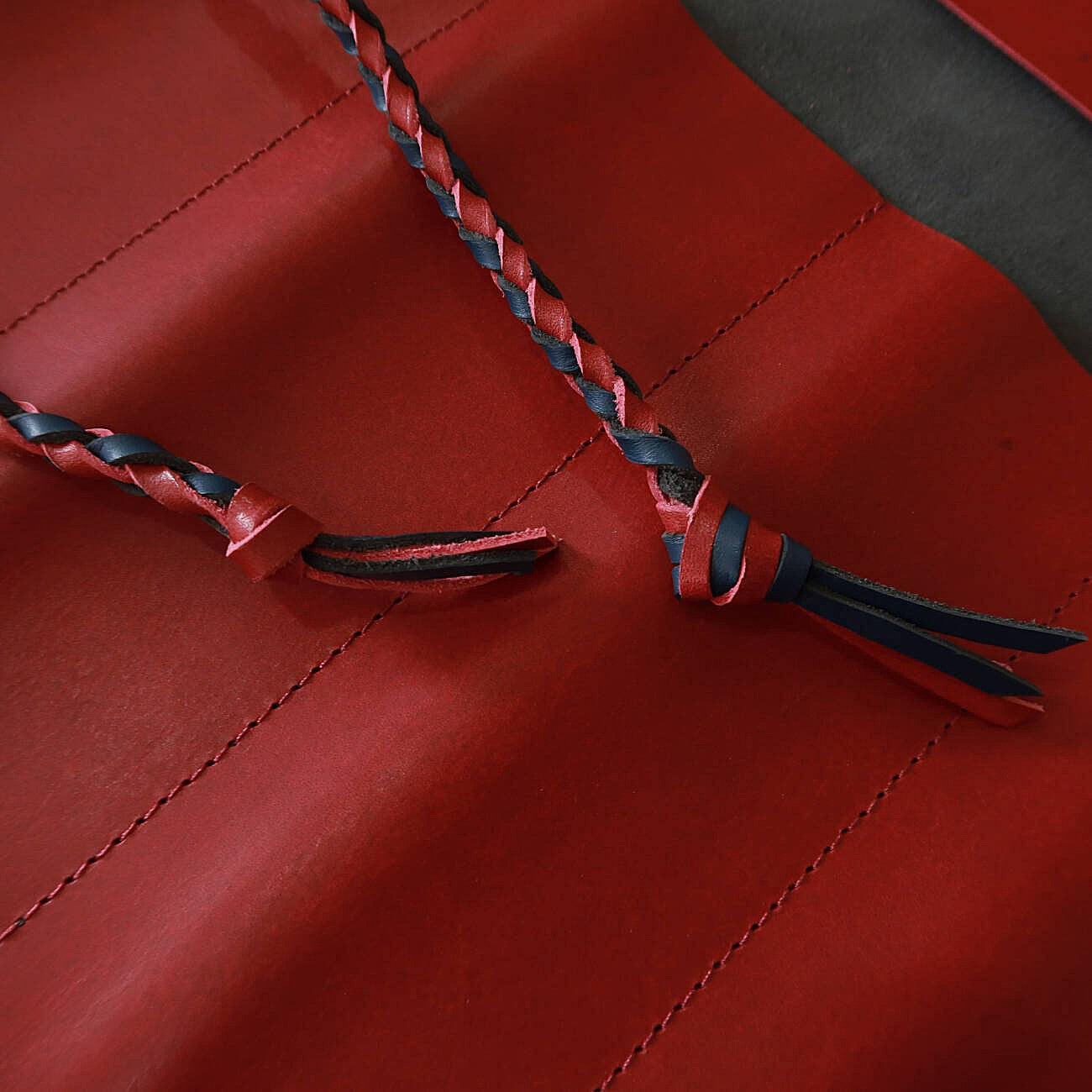 Rouleau à couteaux en cuir YOKU leatherworks Long Lasting Leather Bleu x Rouge 4P (4 pièces/emplacements)