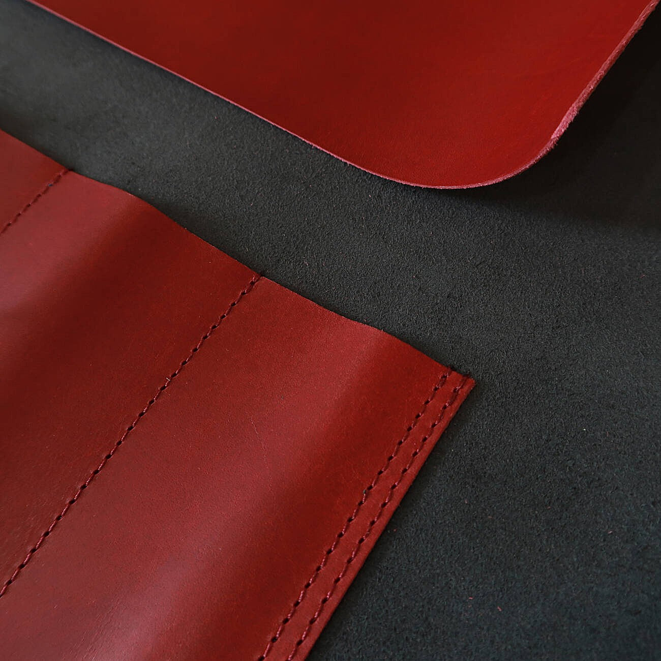 Rouleau à couteaux en cuir YOKU leatherworks Long Lasting Leather Bleu x Rouge 4P (4 pièces/emplacements)