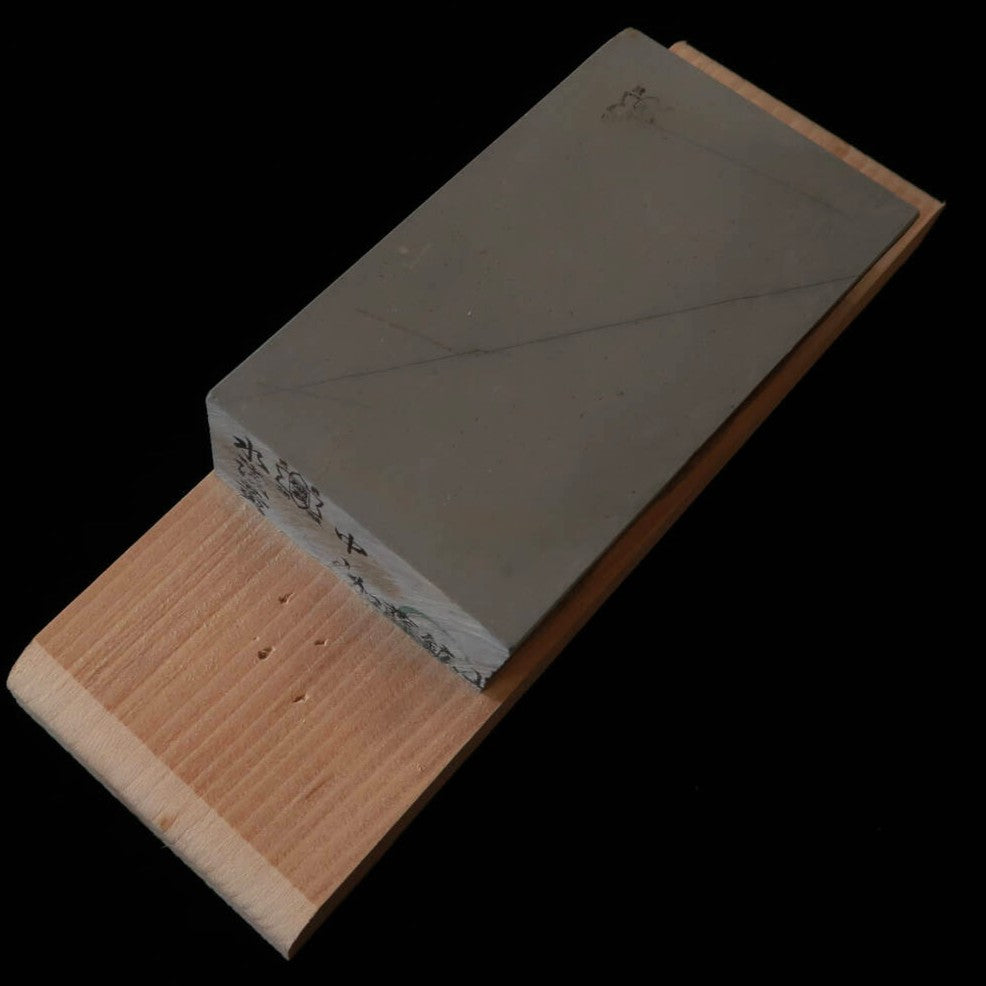 Pierre à aiguiser naturelle Nakayama Asagi, forme cuir, avec socle (78×132×33 mm)