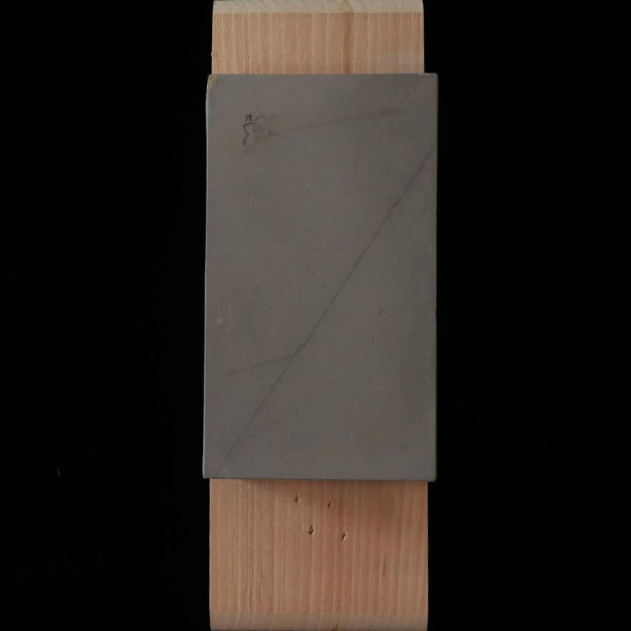 Pierre à aiguiser naturelle Nakayama Asagi, forme cuir, avec socle (78×132×33 mm)