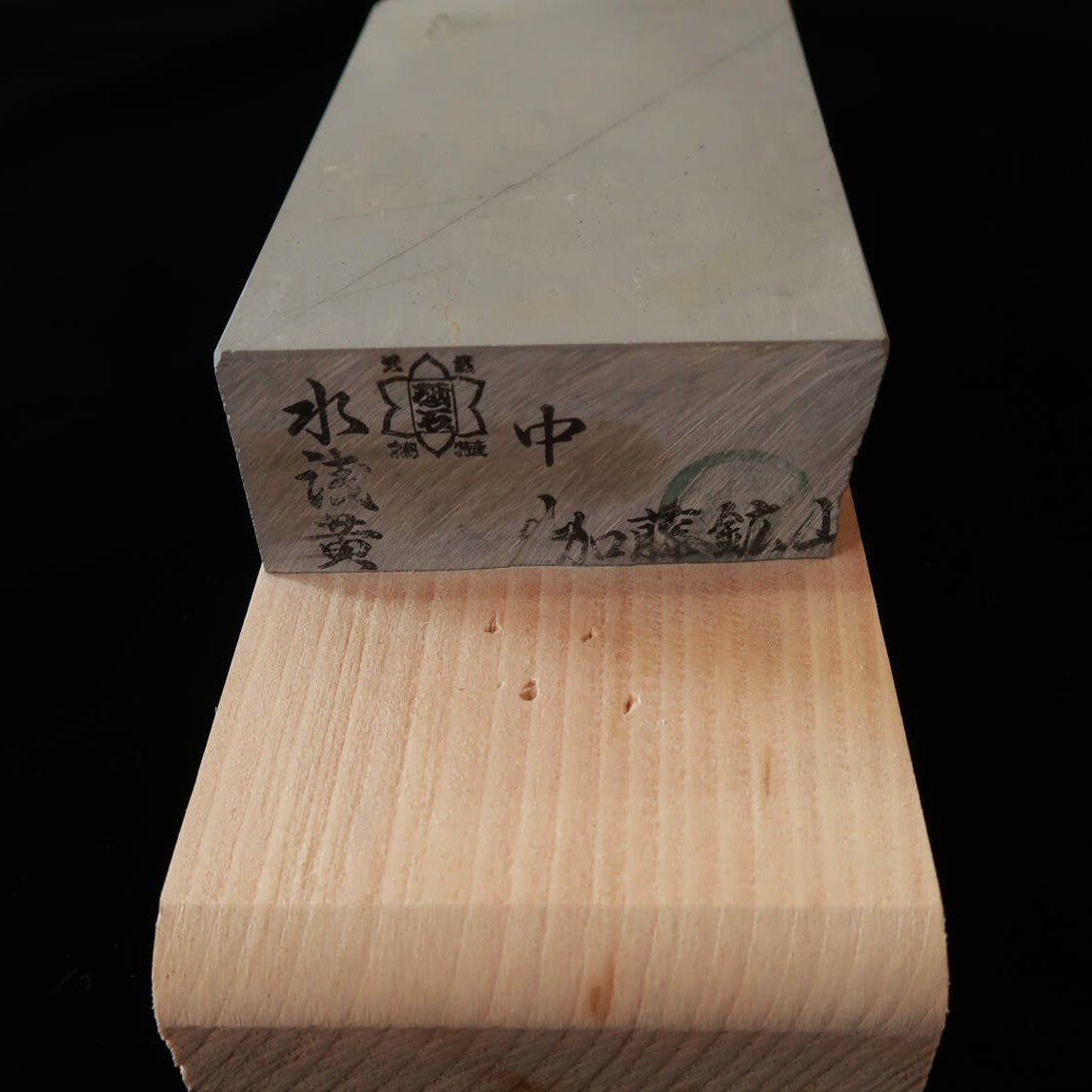Pierre à aiguiser naturelle Nakayama Asagi, forme cuir, avec socle (78×132×33 mm)