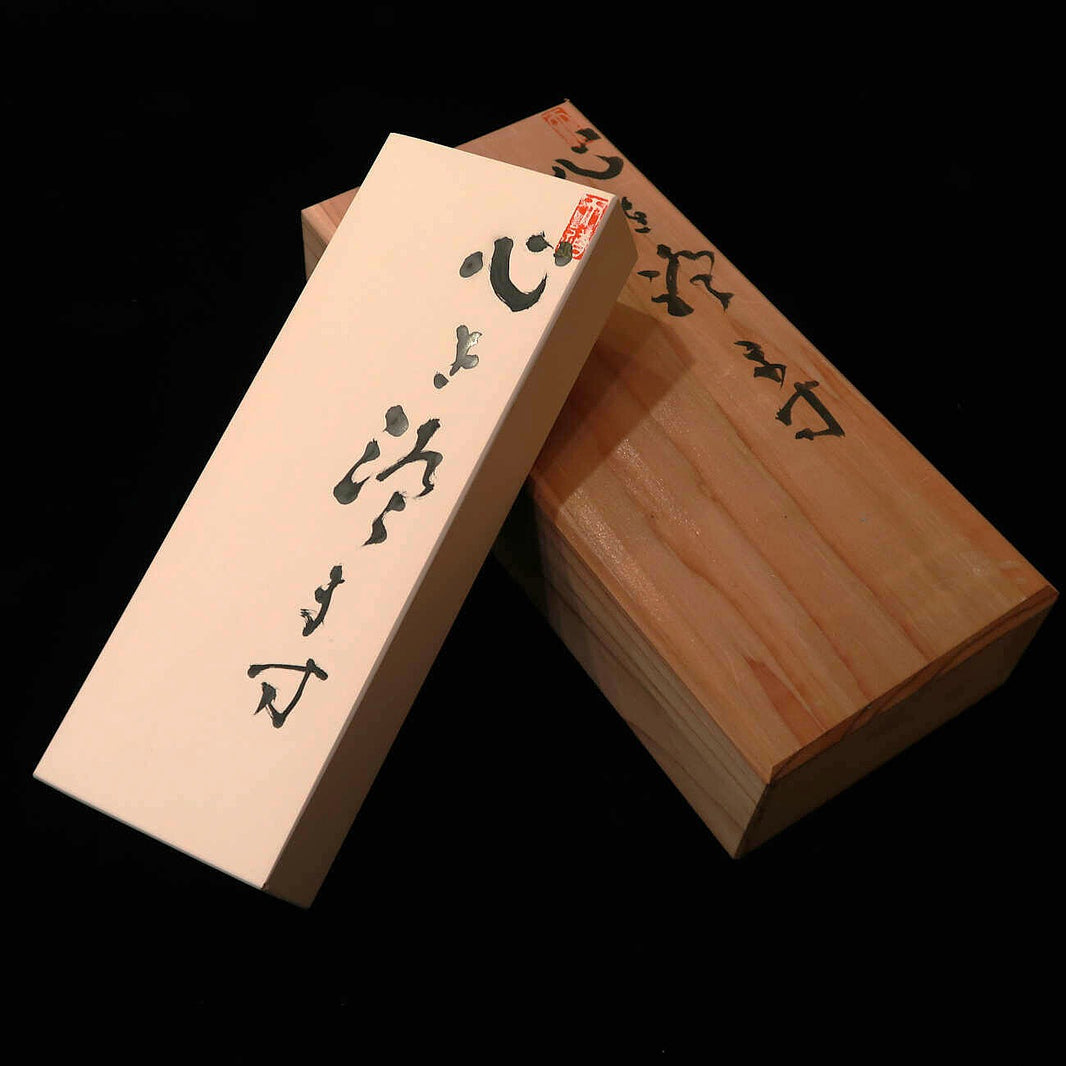 “Kokoro o sumasu” Iyo Meito, pedra de amolar semi-natural, 68×188×29 mm