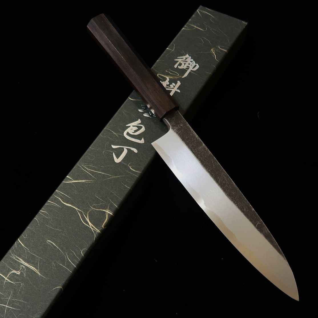 Shirasagi, gyuto de un solo bisel, acero Aogami #2, acabado negro forjado, martillado, mango integral de ébano (210 mm)
