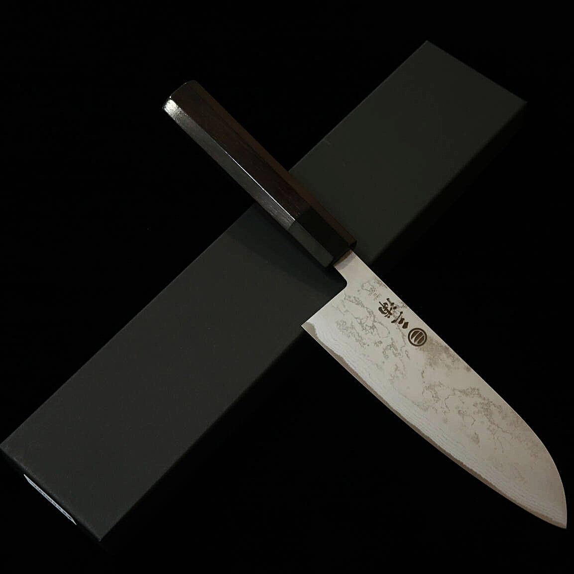 Couteau Santoku MIURA - Acier Shirogami (Acier Blanc), Damas, Manche Octogonal en Ébène (165 mm)