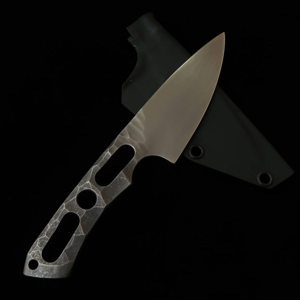 Faca colaborativa Asurah Knives × MiuraKnives DC53 com bainha em Kydex (120 mm)