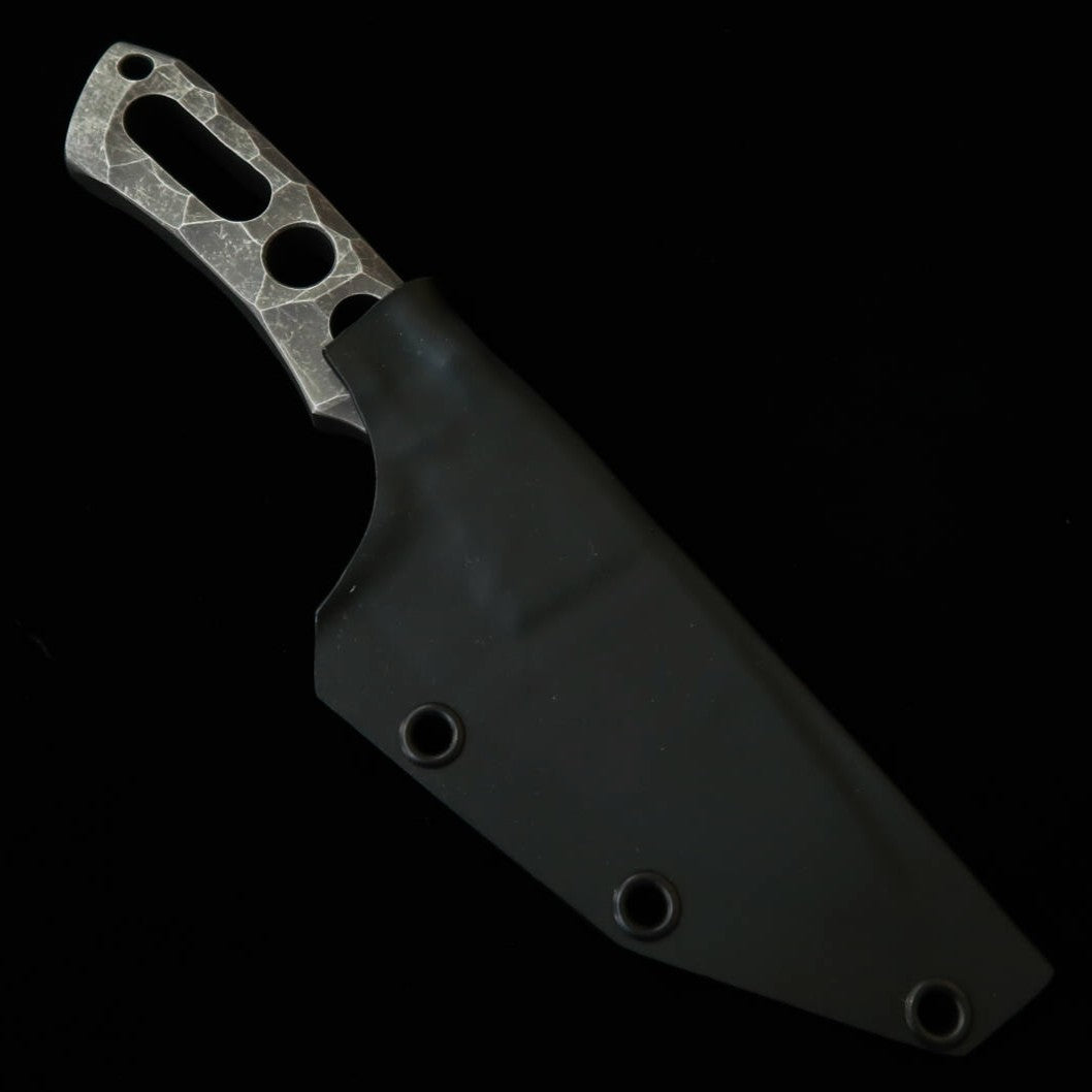 Faca colaborativa Asurah Knives × MiuraKnives DC53 com bainha em Kydex (120 mm)