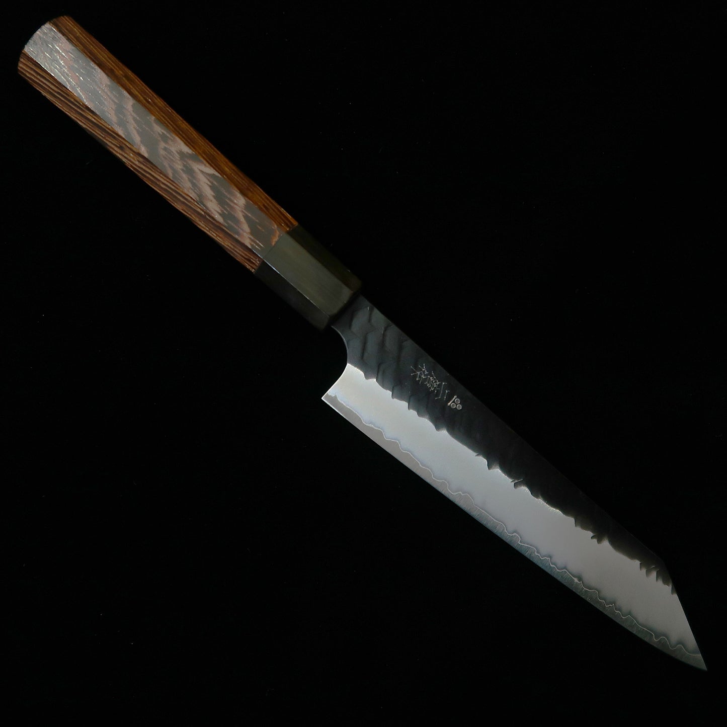 Couteau Petty Kiritsuke NIGARA (Nigara Hamono) – Acier SG2 – Finitions Tsuchime (martelée) et Kuro-uchi (brute de forge noire) – Manche octogonal en bois de Wengé (150 mm)