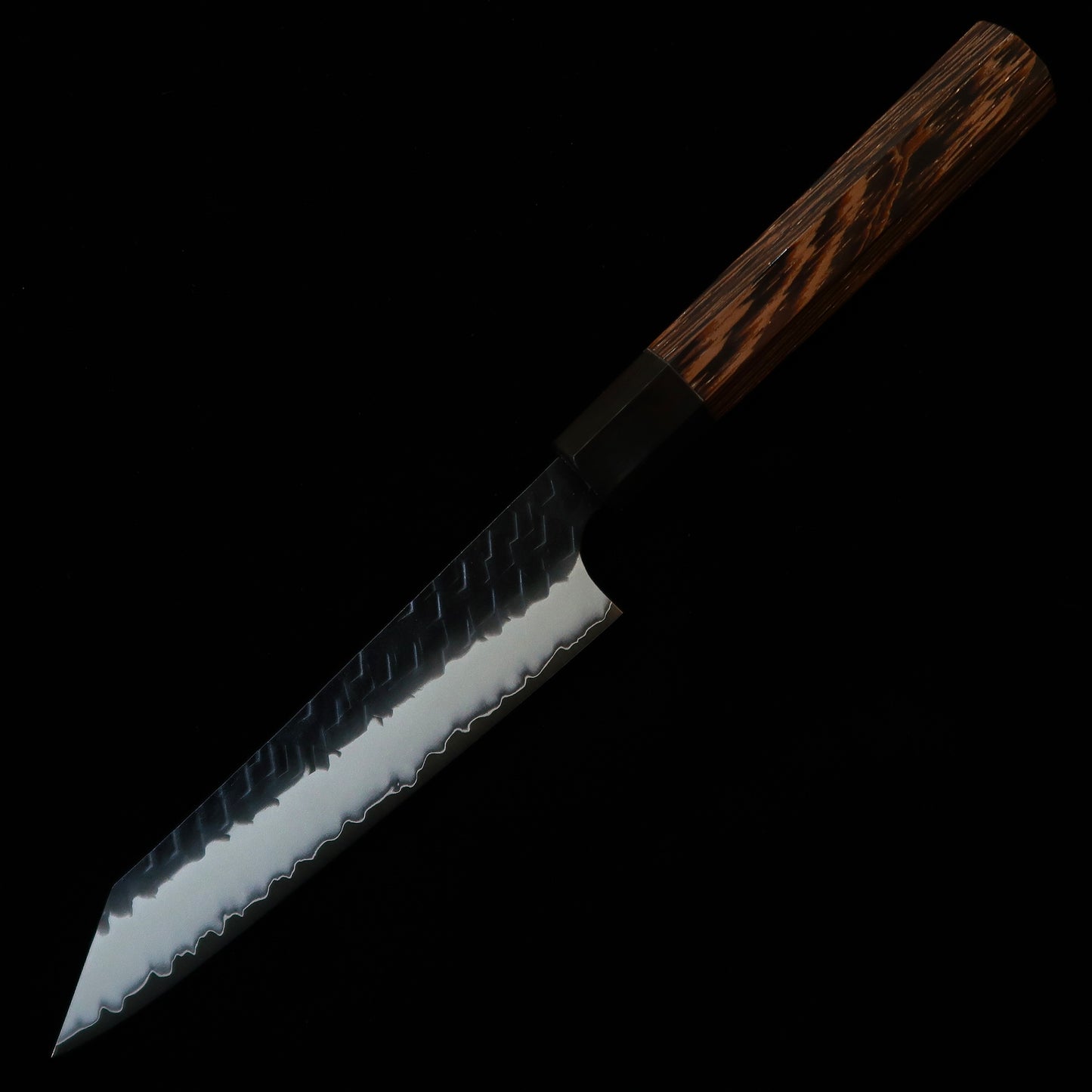 Couteau Petty Kiritsuke NIGARA (Nigara Hamono) – Acier SG2 – Finitions Tsuchime (martelée) et Kuro-uchi (brute de forge noire) – Manche octogonal en bois de Wengé (150 mm)