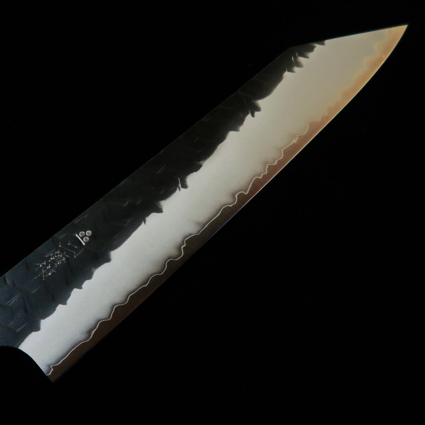 Couteau Petty Kiritsuke NIGARA (Nigara Hamono) – Acier SG2 – Finitions Tsuchime (martelée) et Kuro-uchi (brute de forge noire) – Manche octogonal en bois de Wengé (150 mm)