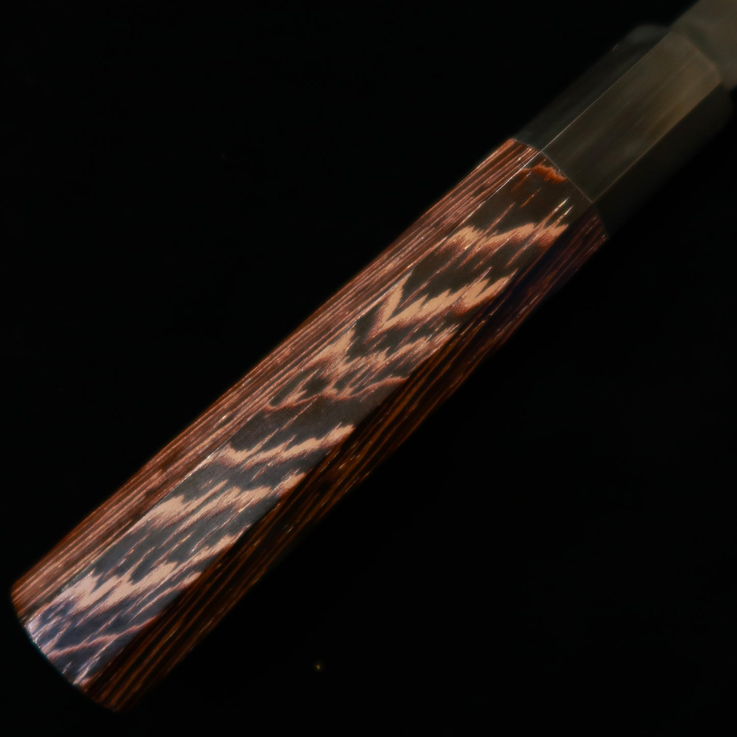 Couteau Petty Kiritsuke NIGARA (Nigara Hamono) – Acier SG2 – Finitions Tsuchime (martelée) et Kuro-uchi (brute de forge noire) – Manche octogonal en bois de Wengé (150 mm)