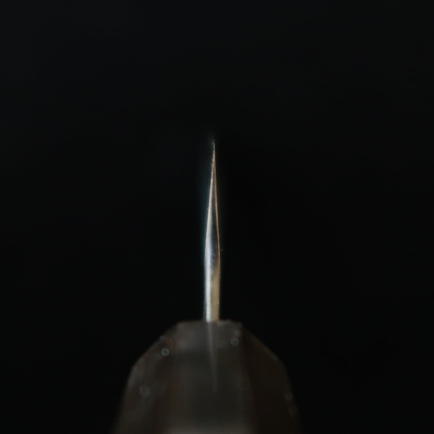 Couteau Petty Kiritsuke NIGARA (Nigara Hamono) – Acier SG2 – Finitions Tsuchime (martelée) et Kuro-uchi (brute de forge noire) – Manche octogonal en bois de Wengé (150 mm)