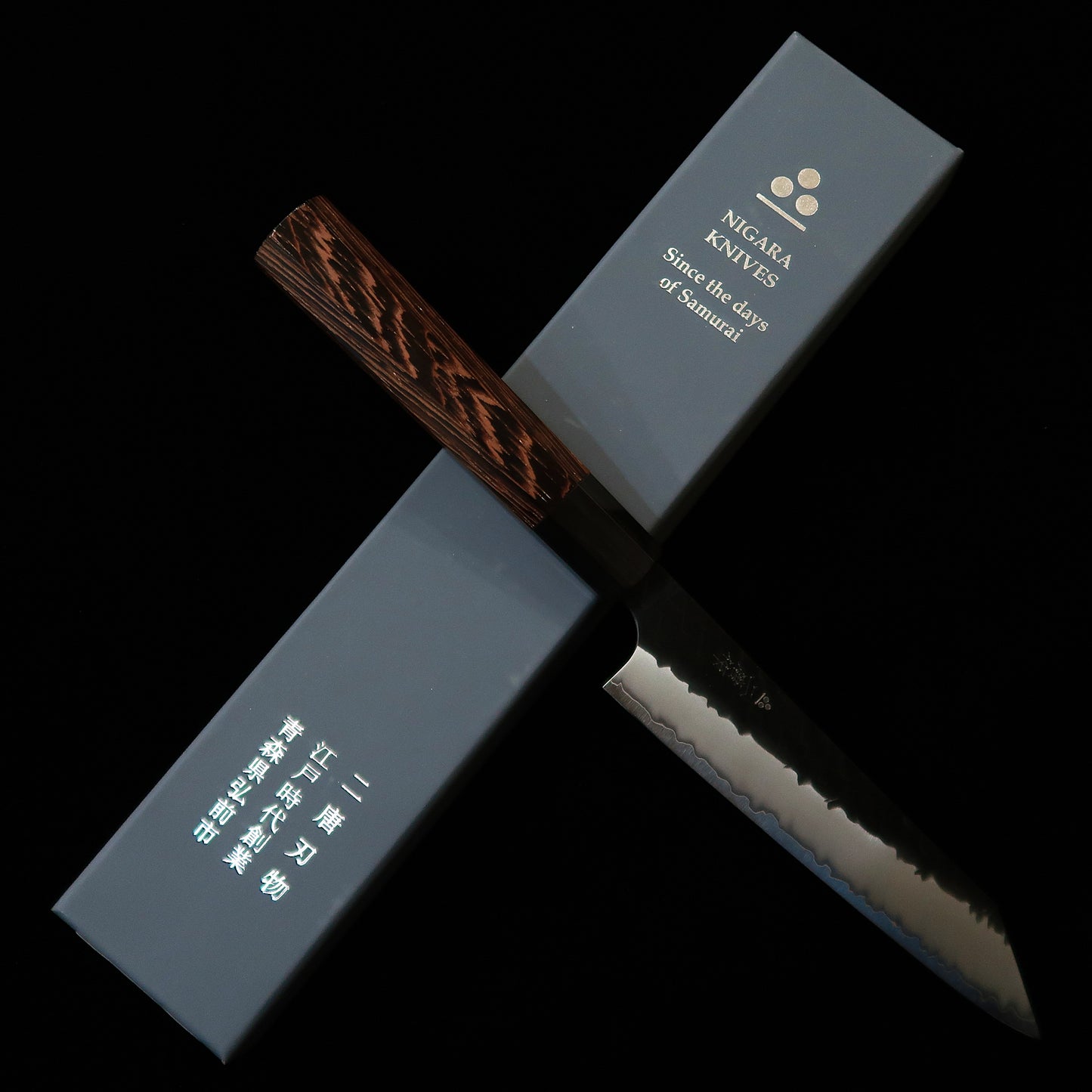 Couteau Petty Kiritsuke NIGARA (Nigara Hamono) – Acier SG2 – Finitions Tsuchime (martelée) et Kuro-uchi (brute de forge noire) – Manche octogonal en bois de Wengé (150 mm)