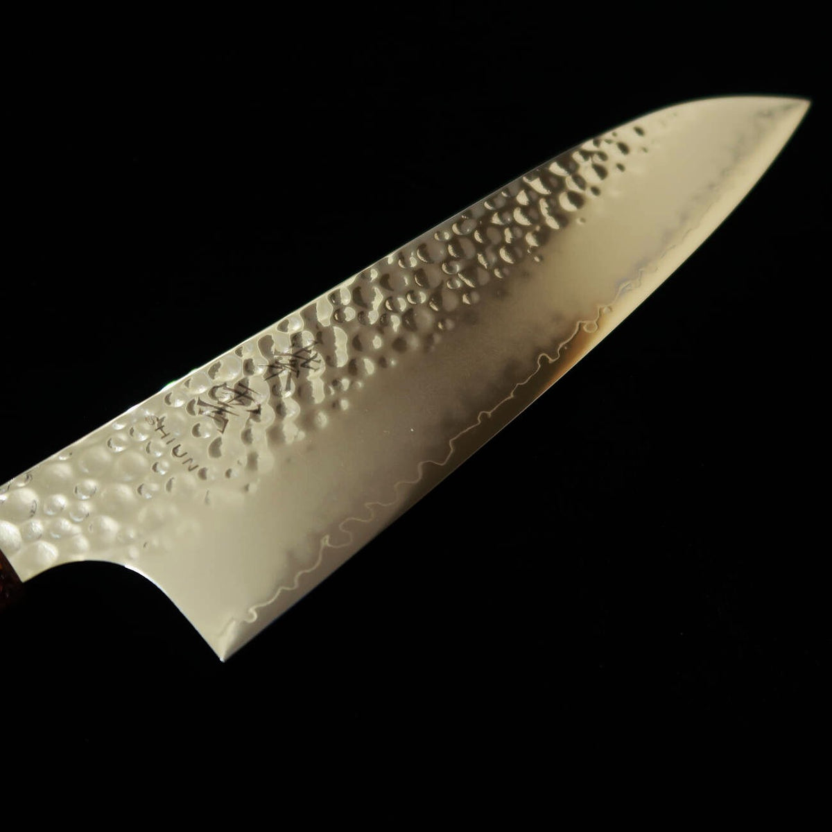 SEKIKANETSUGU Seki Kanetsugu – SHIUN Shiun, santoku VG10, martelé, manche octogonal en chêne laqué rouge « Monaka » (170 mm)