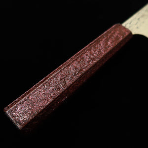 SEKIKANETSUGU Seki Kanetsugu – SHIUN Shiun, santoku VG10, martelé, manche octogonal en chêne laqué rouge « Monaka » (170 mm)