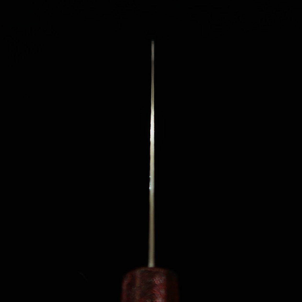 SEKIKANETSUGU Seki Kanetsugu – SHIUN Shiun, santoku VG10, martelé, manche octogonal en chêne laqué rouge « Monaka » (170 mm)