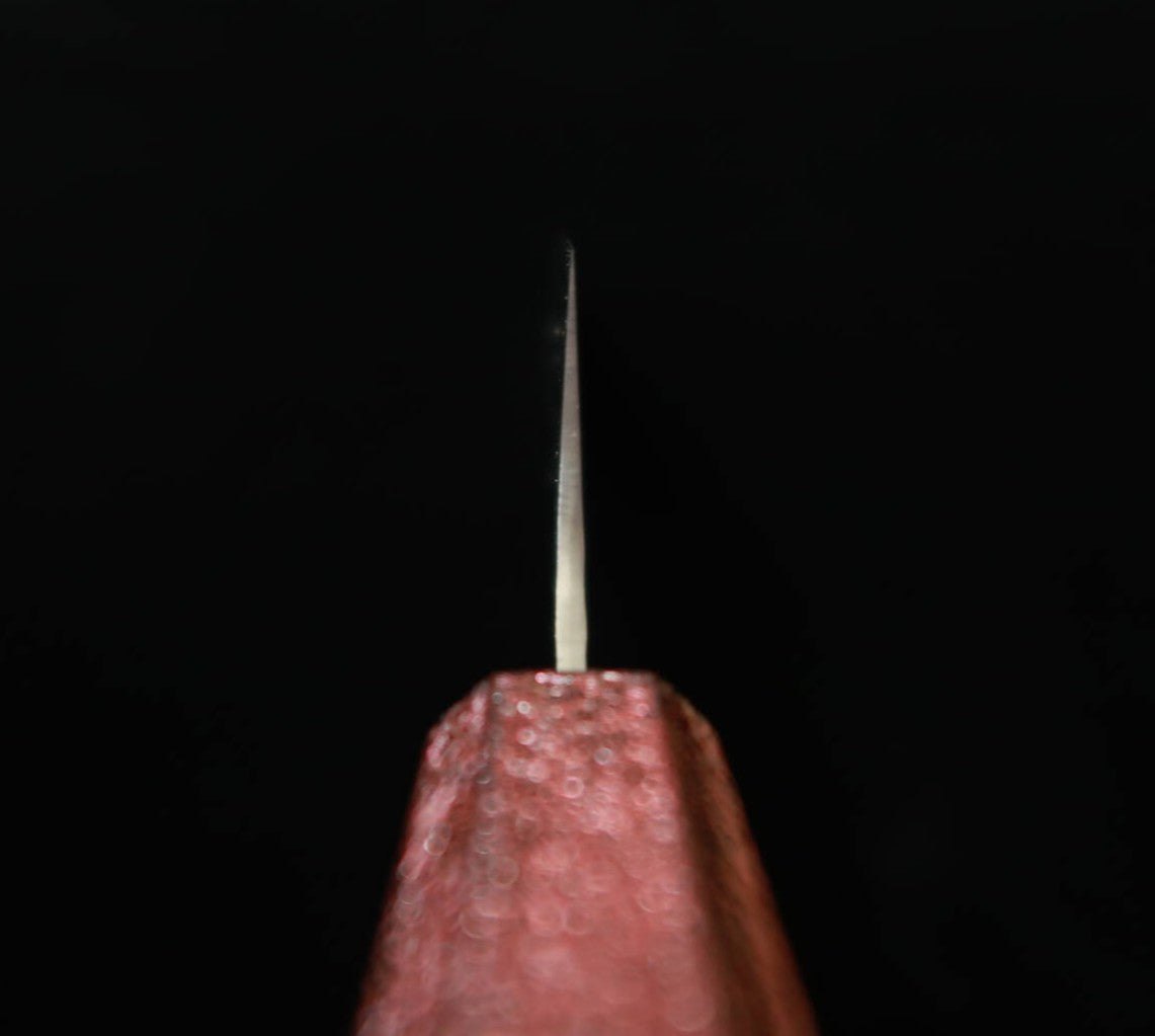 SEKIKANETSUGU Seki Kanetsugu – SHIUN Shiun, santoku VG10, martelé, manche octogonal en chêne laqué rouge « Monaka » (170 mm)