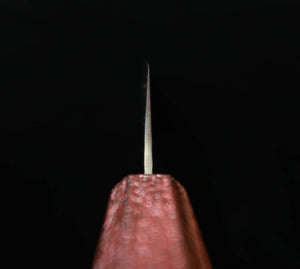 SEKIKANETSUGU Seki Kanetsugu – SHIUN Shiun, santoku VG10, martelé, manche octogonal en chêne laqué rouge « Monaka » (170 mm)