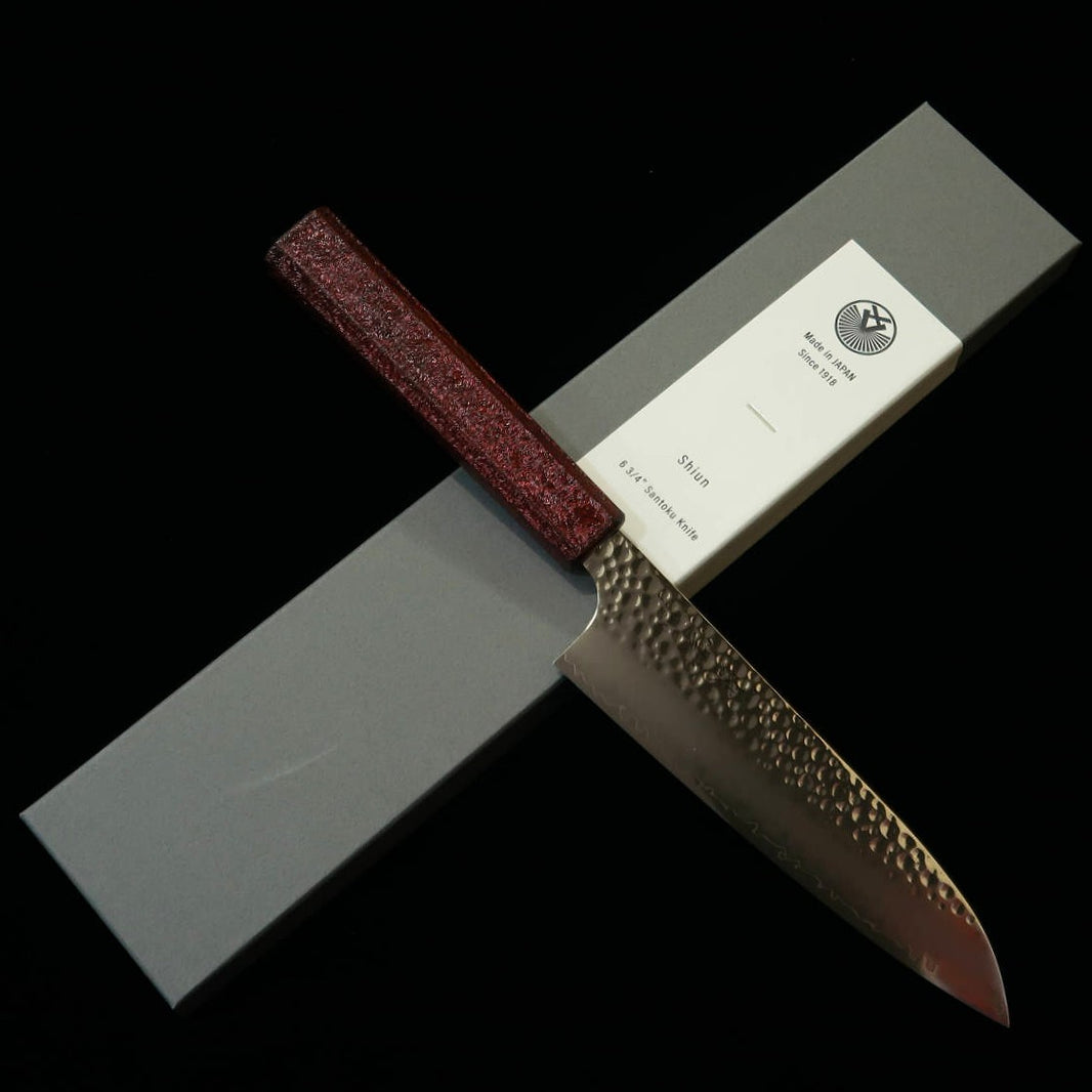 SEKIKANETSUGU Seki Kanetsugu – Shiun Santoku VG10, martelado, padrão vermelho, cabo octogonal em carvalho laqueado (170 mm)