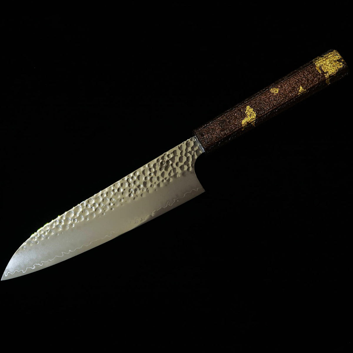 SEKIKANETSUGU Shiun, santoku VG10, martelé, motif feuille d’or en cuivre, manche octogonal en chêne laqué (170 mm)