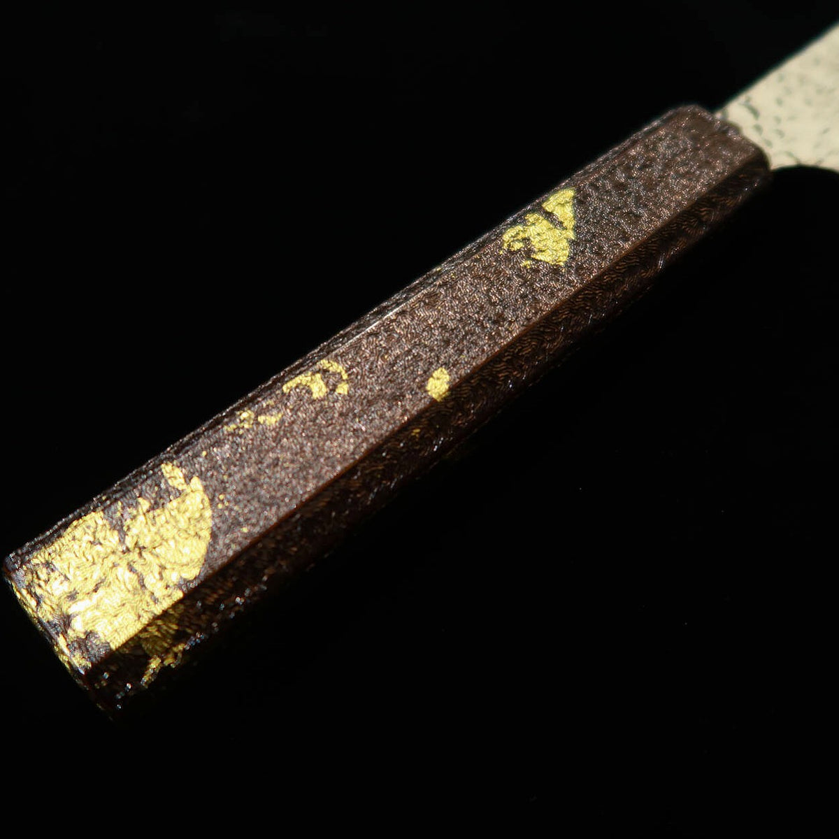 SEKIKANETSUGU Shiun, santoku VG10, martelé, motif feuille d’or en cuivre, manche octogonal en chêne laqué (170 mm)