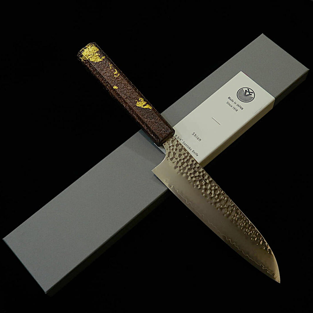 SEKIKANETSUGU Seki Kanetsugu Shiun Santoku VG10 martelado, folha de ouro em cobre texturizado, cabo octogonal em carvalho laqueado (170 mm)